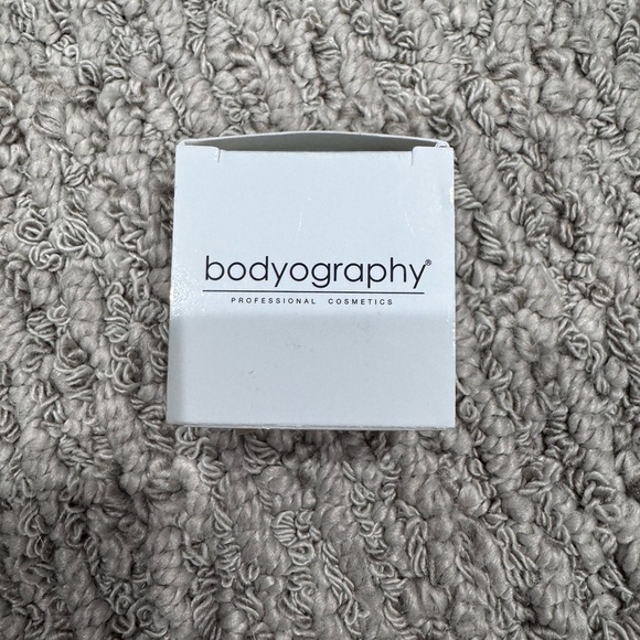 Bodyography Silver Glitter Eyeshadow - Picture 6 of 6